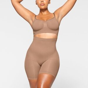 SKIMS SEAMLESS SCULPT MID THIGH SHORT SIENNA - SMALL